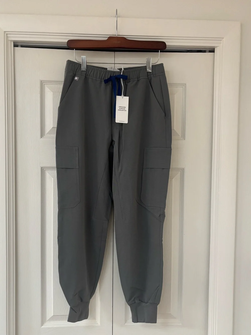 NWT FIGS Mens Classic Tansen Charcoal Cargo Joggers with Navy Drawstring - Short